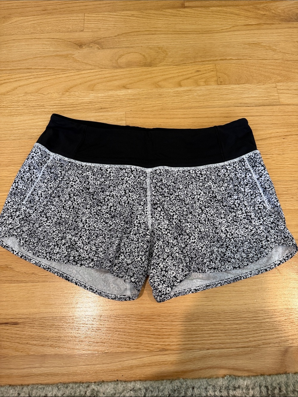 Lululemon Run Times Short (4-way Stretch 4") Ditsy Daisy White Black / Black Sz8